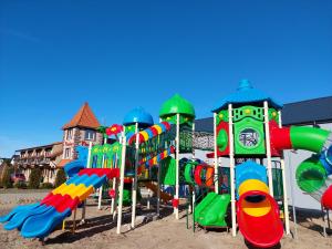 罗威Flaming - domki letniskowe的一个带丰富多彩的游乐场设备的儿童游乐场