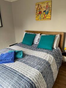 剑桥Holbrook house的一间卧室配有两张带枕头的床。