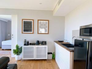 悉尼Manly Paradise Apartment的厨房配有水槽和冰箱