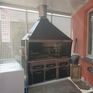 戈尔多拉Ristorante Gordolese con alloggio的客房内设有带大炉灶的厨房