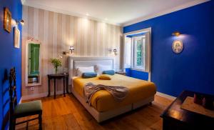 辛特拉辛特拉宫精品住宿加早餐旅馆的蓝色的卧室,配有床和蓝色的墙壁