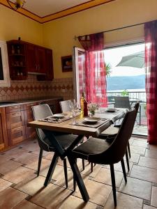 KalámionAegean Blue House - Spectacular Seaview的一间带桌椅和窗户的用餐室