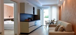 滨海波利尼亚诺Vilu Suite Centro的厨房以及带沙发和床的客厅。