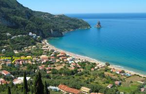 阿齐欧斯·贡多斯Spiros Apartments - Agios Gordios Beach, Corfu, Greece的享有海滩和度假胜地的景色