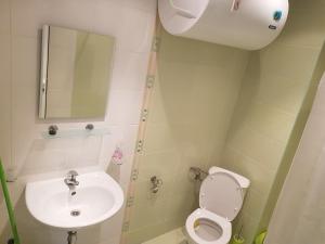 阿赫洛伊Midia Grand Rezort的一间带卫生间和水槽的小浴室