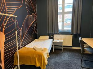 布罗斯Mini-Hotel Borås Regementet的一间卧室配有一张黄色毯子床