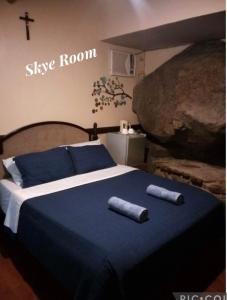 杜马格特Pulangbato Falls Mountain Resort的一间卧室配有一张床,上面有两条可移动的毛巾