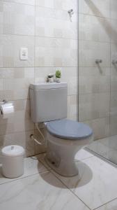 圣弗朗西斯科-迪保拉Morada do Xaxim - Chalé Hortência的一间带卫生间和玻璃淋浴间的浴室