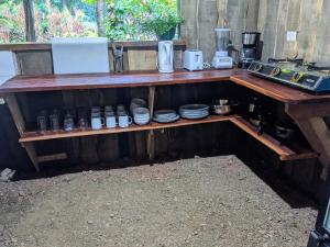 德雷克Citronela Lodge Corcovado的一张木桌,上面放有盘子和电器
