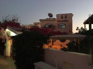 沙姆沙伊赫Villa Dina的享有屋顶房屋的景致