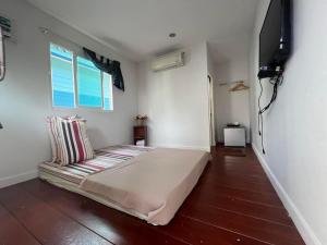 安帕瓦安顺安旅馆的一间卧室配有一张床和一台平面电视