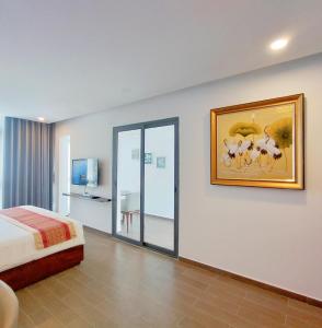 隆海Oceanami Villa Long Hải - Vũng Tàu的卧室配有一张床,墙上挂着动物画