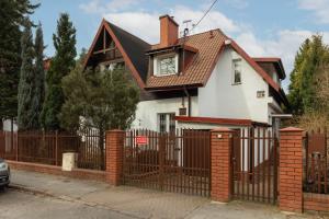 华沙Quiet Bemowo House with Garden by Renters的白色的房子,有门和栅栏