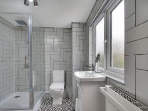 克兰布鲁克Pass the Keys Cosy Cottage Hawkhurst的浴室配有卫生间、盥洗盆和淋浴。