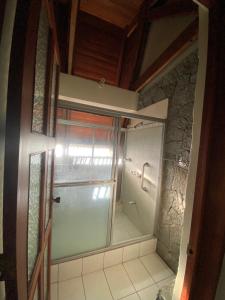 迦太基Casa Mora B&B的带淋浴的浴室和玻璃门