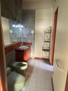 迦太基Casa Mora B&B的浴室配有绿色卫生间和水槽。
