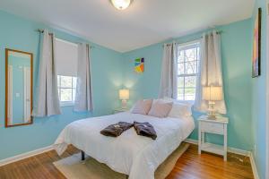 纳什维尔The Titan - Pet-friendly Bungalow的一间卧室配有一张蓝色墙壁和窗户的床