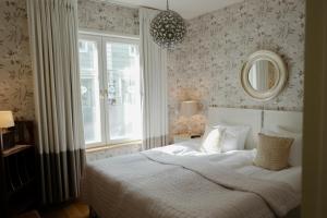 波尔沃帕里新别墅酒店的卧室配有白色的床和窗户。