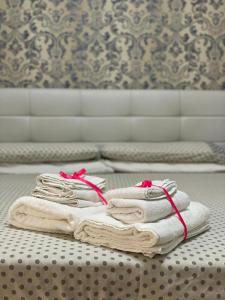 滨海波利尼亚诺Maison 141的几条毛巾坐在床上