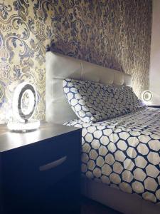 滨海波利尼亚诺Maison 141的一间卧室配有一张带梳妆台和墙壁的床。