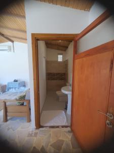 达特恰Artolive Datca的客房内设有带卫生间和盥洗盆的浴室