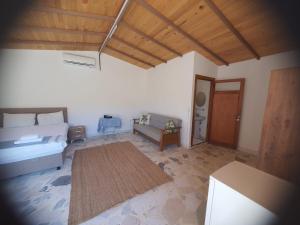 达特恰Artolive Datca的客房设有床、沙发和桌子。