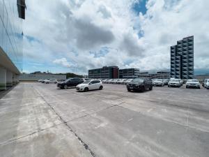 萨尔瓦多Iguatemi Business & Flat的停车场有几个停车位