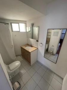 安托法加斯塔Zigal hotel的一间带卫生间、水槽和镜子的浴室
