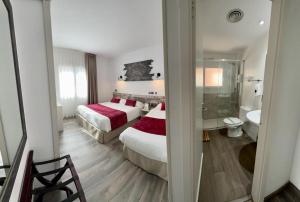 罗列特海岸贝拉多洛雷斯酒店的酒店客房带两张床和一间浴室