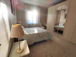 罗马metro C and Tor Vergata的一间卧室配有一张带灯和镜子的床