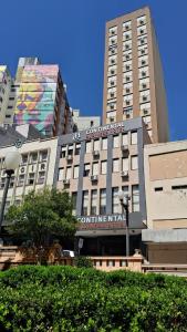 阿雷格里港Hotel Continental Business - 200 metros do Complexo Hospitalar Santa Casa的城市中带有标志的建筑