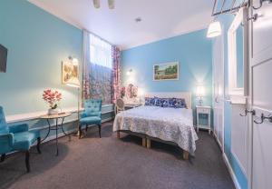 维尔纽斯Station Apartments - Lollo Luxury的一间卧室配有一张床、两把椅子和一个窗户