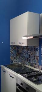 Sessa CilentoLe DueLamie的厨房配有炉灶和蓝色的墙壁
