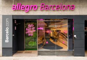 巴塞罗那Allegro Barcelona的一家阿莱格罗巴塞罗纳商店前的商店