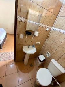 特立尼达Casa Glamour的一间带卫生间和水槽的浴室