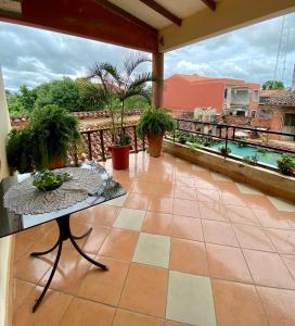 特立尼达Casa Glamour的一个带桌子的庭院和一个享有阳台景色的露台。
