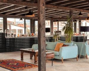 格雷梅Osmanli Cappadocia Hotel的客厅配有蓝色的沙发和桌子