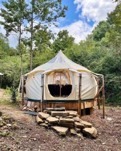 RogersvilleThe Pisces-a stargazing, luxury glamping tent的一个大圆顶帐篷,周围堆有岩石