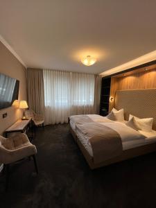 梅灵Hotel Zum Fährturm的酒店客房设有一张大床和一张书桌。