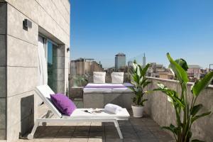 巴塞罗那Allegro Barcelona的紫色枕头阳台的白色椅子