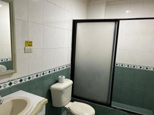 基多IÑAQUITO GOLD的一间带卫生间和水槽的浴室