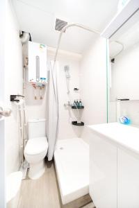 香港CoLiving - Lockhart Road 388的白色的浴室设有卫生间和水槽。