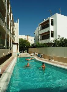 科斯镇赛奥妮亚酒店的两人在大楼的游泳池里