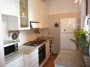 波尔托瓦尔特拉瓦利亚Casa Malandrino的厨房配有炉灶和白色冰箱。