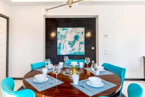 普拉托Genteel Home Prato的一间带木桌和蓝色椅子的用餐室