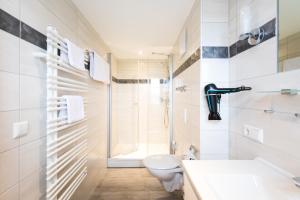 埃里斯基尔希兰德豪斯维尔四季酒店的带淋浴和卫生间的白色浴室