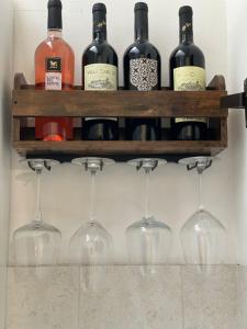 滨海波利尼亚诺Maison 141的架子上放着一束酒瓶和玻璃杯