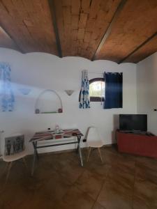 皮昂比诺La Palma appartamenti的客厅配有桌子和电视