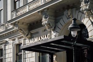 维也纳Almanac Palais Vienna的建筑物前的街道灯