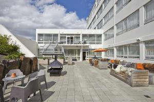 阿克雷里Akureyri - Berjaya Iceland Hotels的一座带桌椅的庭院